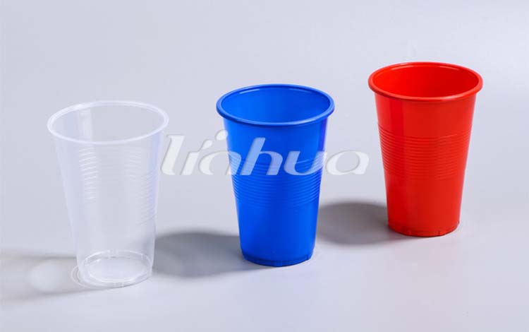Bagaimana ketebalan dinding dan desain bawah gelas plastik transparan mempengaruhi ketahanan naksir mereka saat diisi dan dibawa?